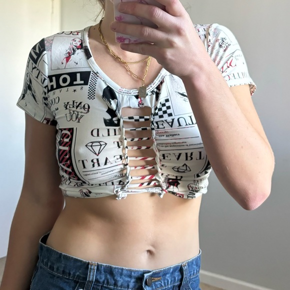 Fashion Graphic Cut Out Crop Top Size M - Picture 5 of 10